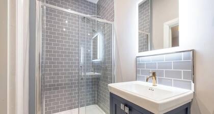 Homestead Hillsborough, 3-Bed Apt • Sleeps 5