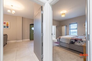 Iron/ironing board, WiFi, bed sheets - Hillsborough, Co Down, N. Ireland - Homestead Hillsborough 3 Bedroom Apt (Royal Hillsborough)