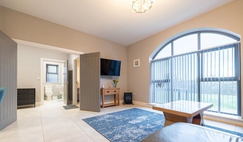 Homestead Hillsborough, 3-Bed Apt • Sleeps 5