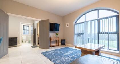 Homestead Hillsborough, 3-Bed Apt • Sleeps 5