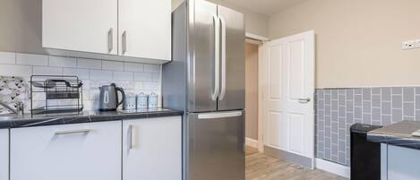 Kühlschrank, Mikrowelle, Ofen, Kochgeschirr/Geschirr/Besteck