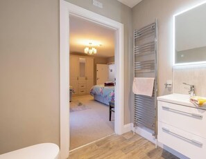 Tabla de planchar con plancha, wifi y ropa de cama 