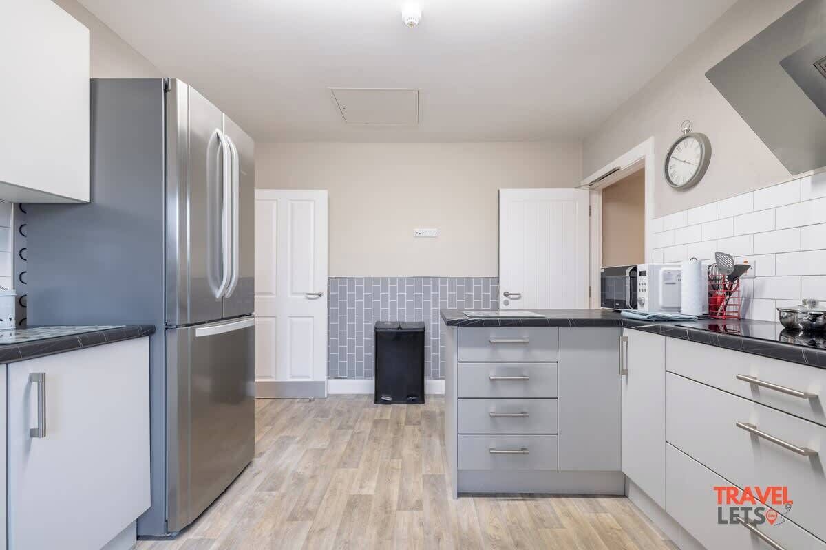 Kjøleskap, mikrobølgeovn, ovn og kjøkkenutstyr