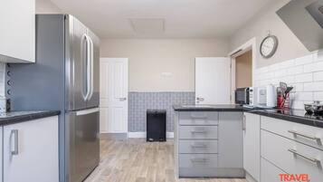 Kjøleskap, mikrobølgeovn, ovn og kjøkkenutstyr