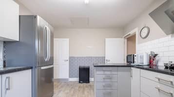 Køleskab, mikrobølgeovn, ovn, køkkentøj/tallerkener/redskaber