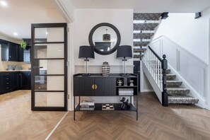 Interior - Spacious 4BR with River View & Quiet Garden (Newbuildings)