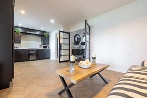 Iron/ironing board, WiFi, bed sheets - Spacious 4BR with River View & Quiet Garden (Newbuildings)