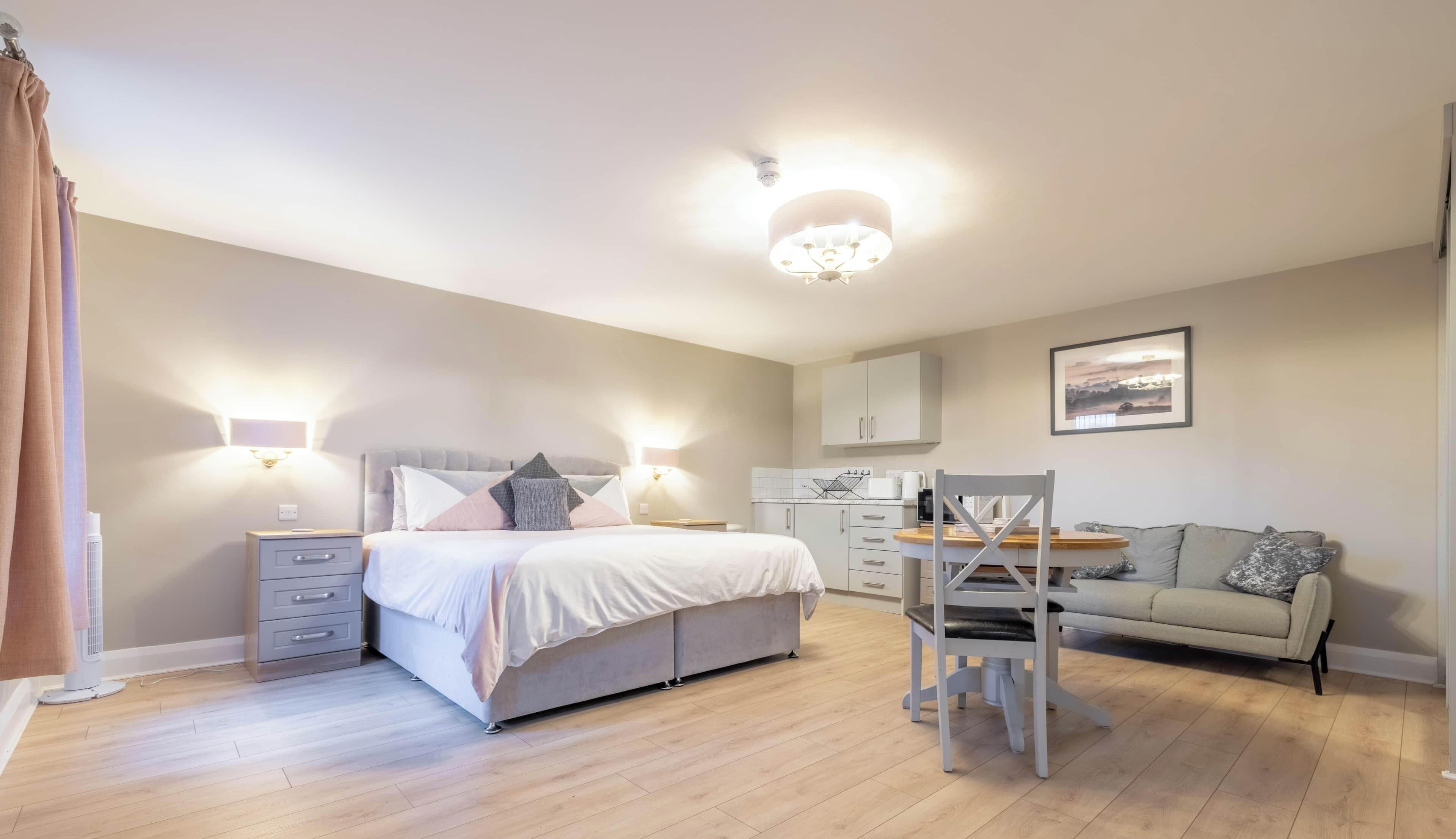 Silitysrauta/-lauta, Wi-Fi, vuodevaatteet