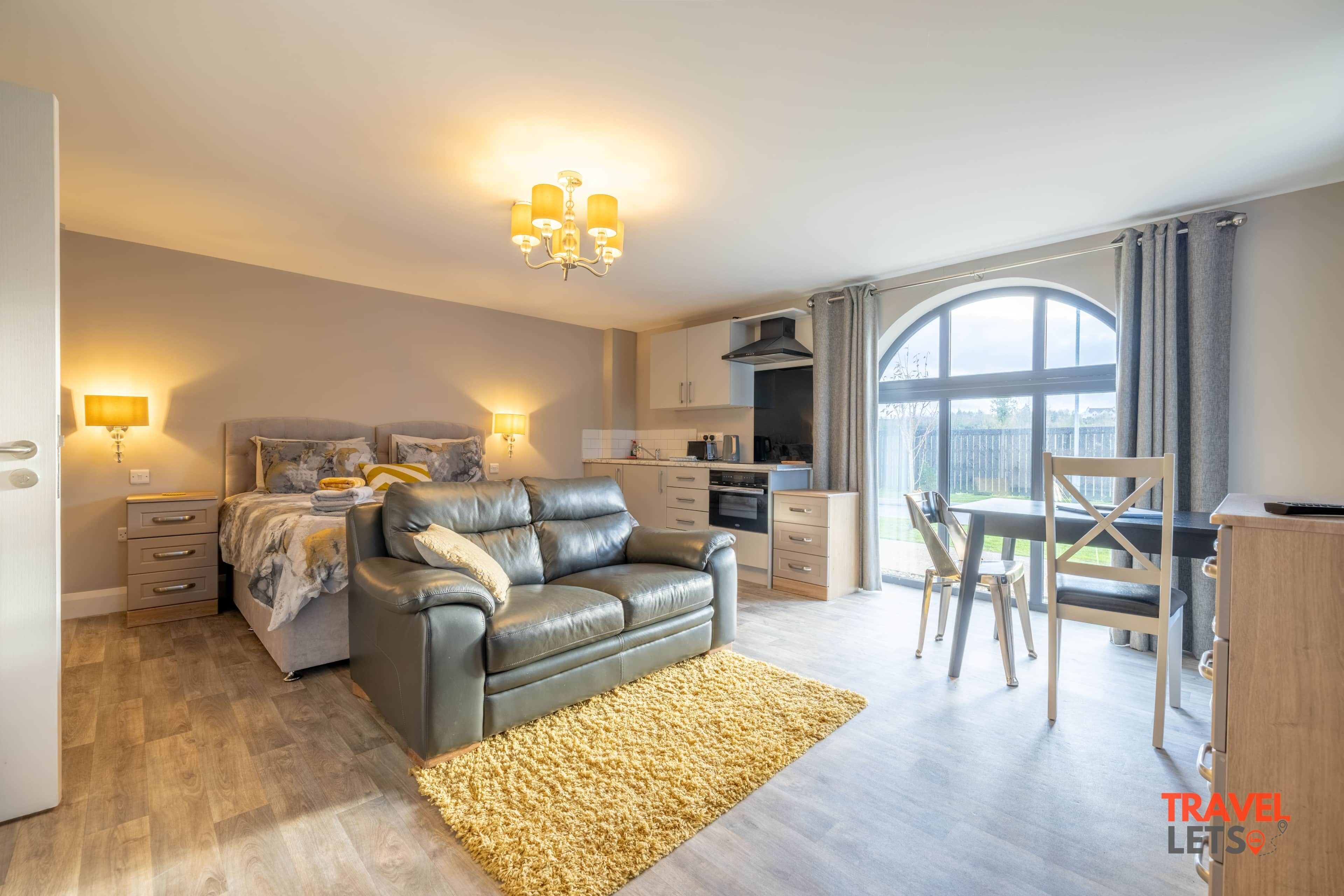 Tabla de planchar con plancha, wifi y ropa de cama 