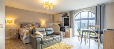 Planxa i posts de planxar, wifi i roba de llit