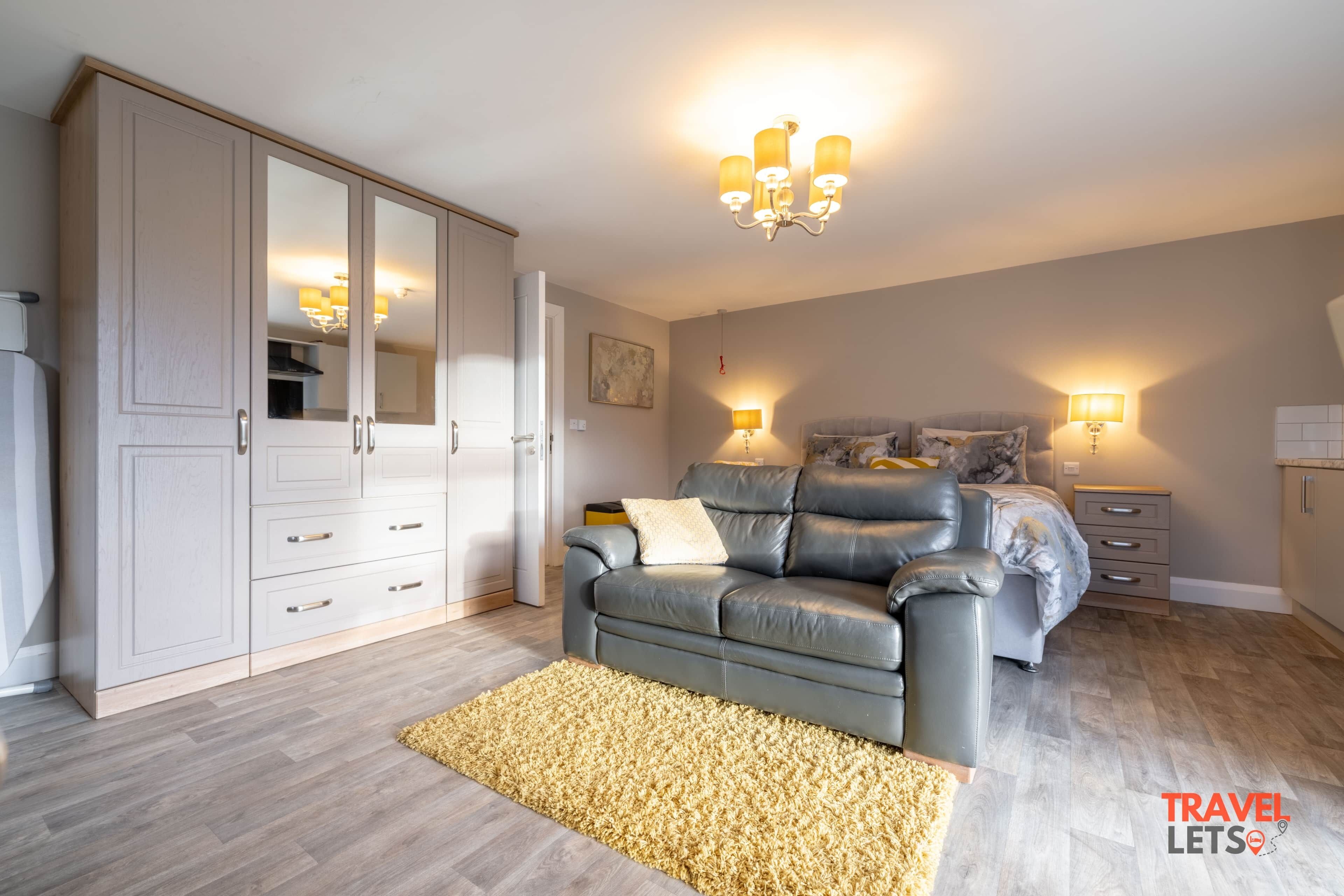 Tabla de planchar con plancha, wifi y ropa de cama 