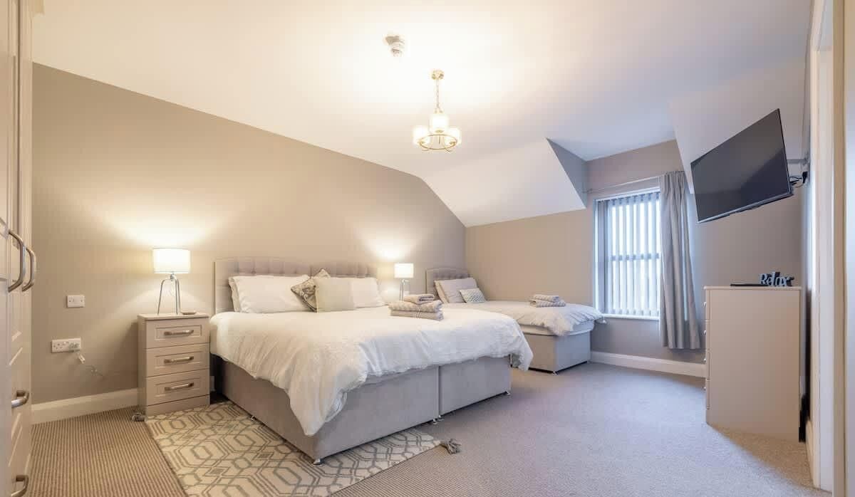 Iron/ironing board, WiFi, bed sheets