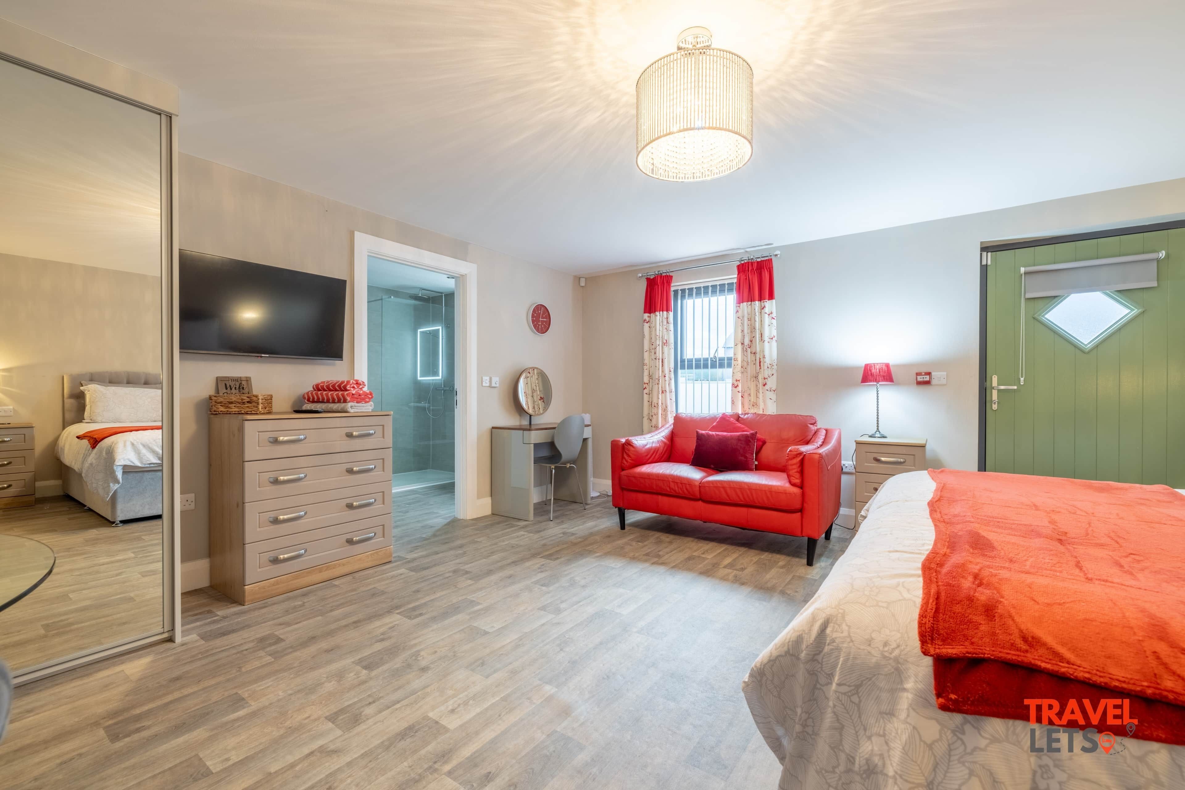 Planxa i posts de planxar, wifi i roba de llit 