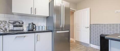 Kühlschrank, Mikrowelle, Ofen, Kochgeschirr/Geschirr/Besteck