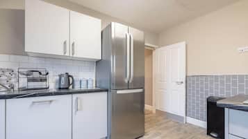 Jääkaappi, mikroaaltouuni, uuni, keittoastiat/astiat/ruokailuvälineet