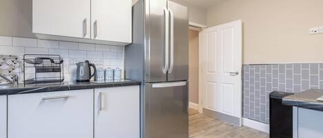 Kühlschrank, Mikrowelle, Ofen, Kochgeschirr/Geschirr/Besteck