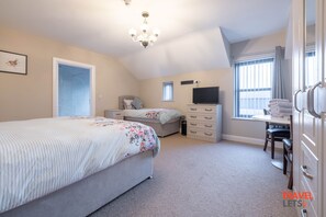 Iron/ironing board, WiFi, bed sheets - Hillsborough, Co Down, N. Ireland - Room 8 (Royal Hillsborough)