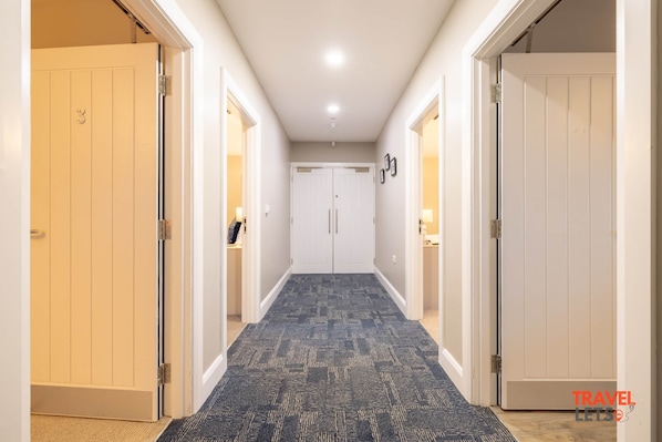 Interior - Hillsborough, Co Down, N. Ireland - Homestead Hillsborough (Room 8) (Royal Hillsborough)