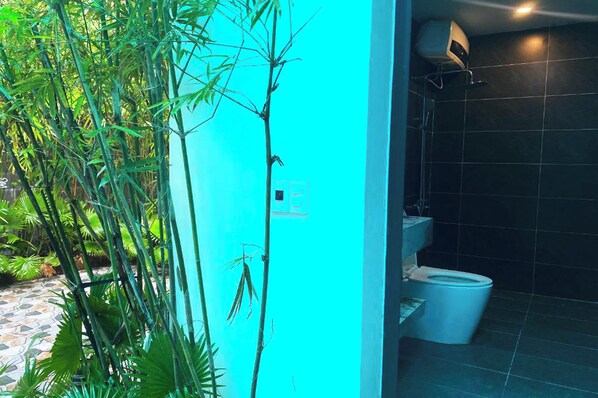 Shower, hair dryer, bidet, towels - Family Home Villa Nearby Ba Na Hills (Đà Nẵng)