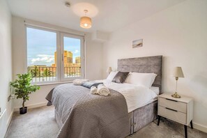 2 bedrooms, iron/ironing board, free WiFi, bed sheets - Rooftop - Balcony - Wifi - Parking - Sleeps 5 (Salford)