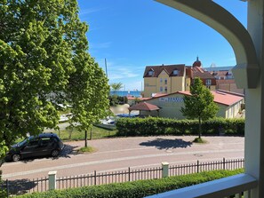 A hotel with a red roof, a sign reading "SEGELKOHLUNG," and a view of the sea in the background. - Ostseestrand-14, ideal location on the beach, 2 balconies with ocean views, elevator, sauna (Kühlungsborn)