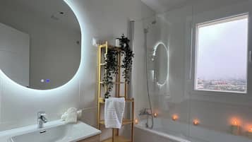Douche, sèche-cheveux, serviettes fournies, savon