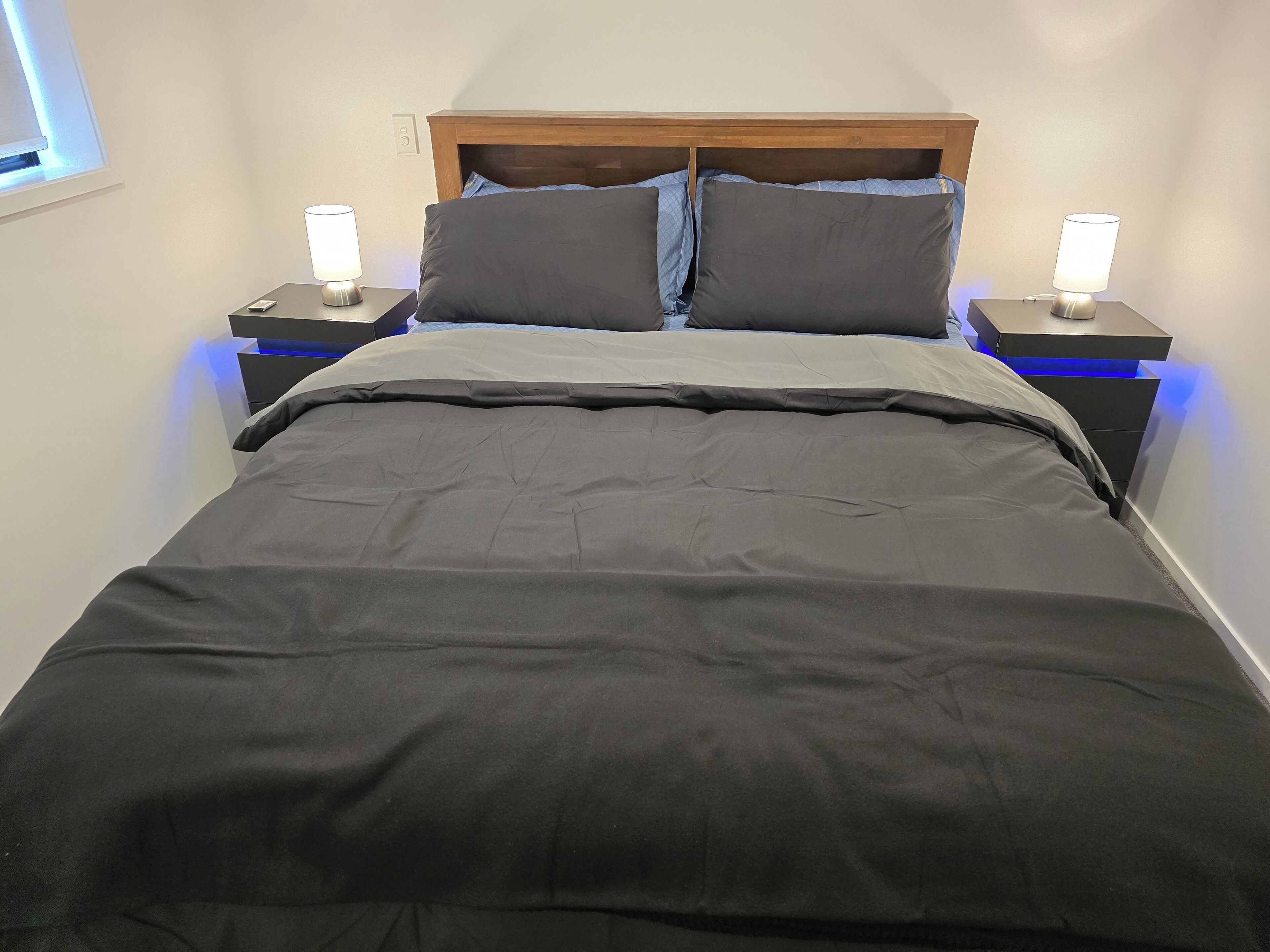 Tabla de planchar con plancha, Internet, ropa de cama