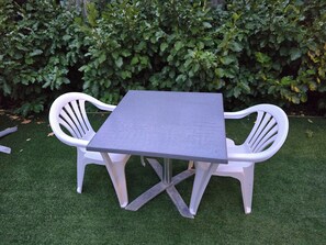 Outdoor dining - Modern 3-Level City Apartment Prime Cashel Street - City Centre (Christchurch)