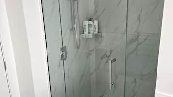 Haartrockner, Bidet, HandtĂŒcher, Seife