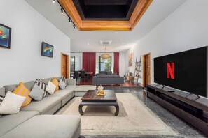 华丽别墅, 4 间卧室, 泳池景观 | 起居区 | 电视