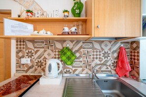 Spishäll, diskmaskin, kaffe- och tebryggare och vattenkokare