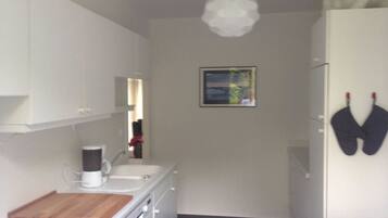 Een koelkast, een magnetron, een oven, een vaatwasser