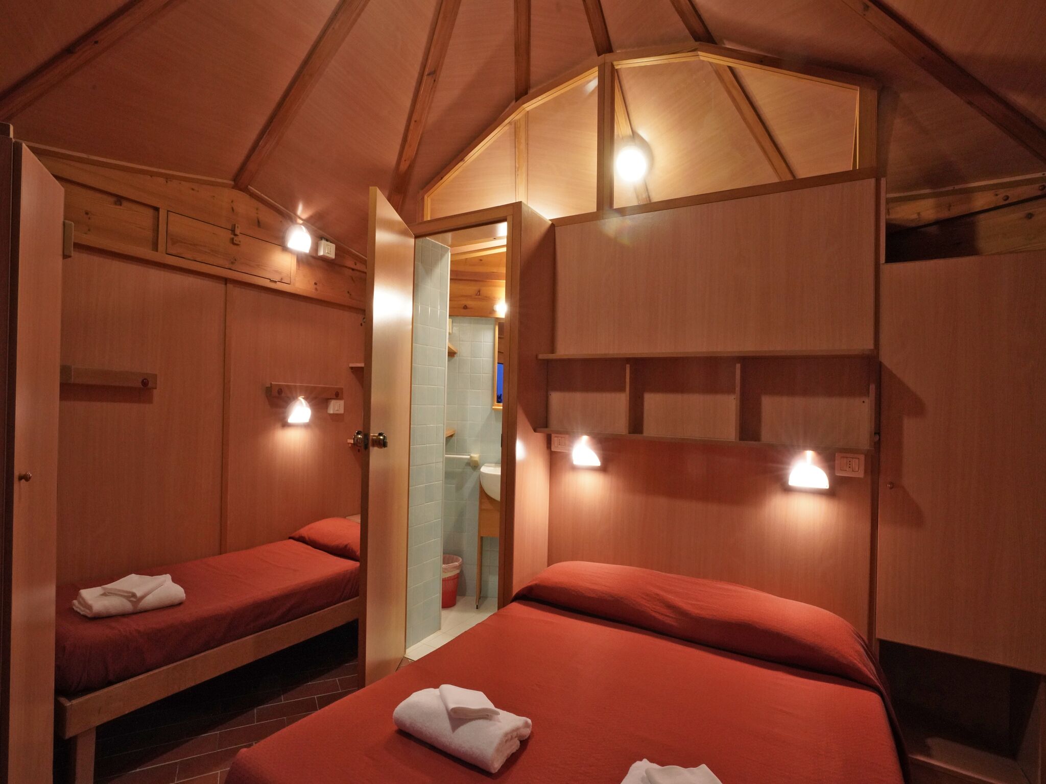 Brankas dan meja kerja