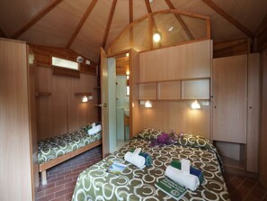 Brankas dan meja kerja