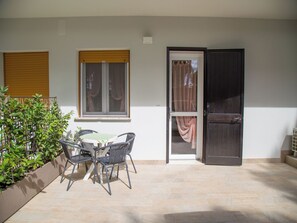 Outdoor dining - Great accommodation with a lovely patio (Eraclea Mare)