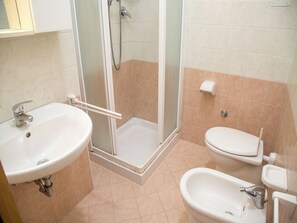 Shower - Great accommodation with a lovely patio (Eraclea Mare)