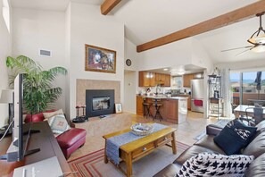 A living room with a fireplace, a dining area with a view, and a kitchen with modern appliances. - Saguaro Lodge – Luxury comfort in Tucson (Tucson)