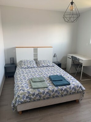 WiFi, bed sheets - 1st floor apartment 5 min from town center and 15 min from beaches. (Lannion)