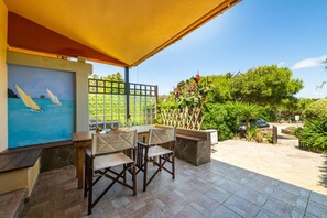 Outdoor dining - Comfortable apartment near Stintino beaches (Stintino)