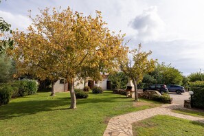 Property grounds - Spacious flat 300mt from the beach (Budoni)