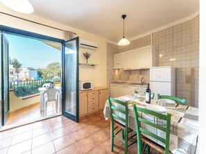 Fridge, microwave, stovetop, toaster - Charming house near Rena Bianca beach (Santa Teresa Gallura)