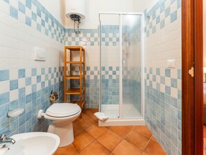 Douche, séchoir à cheveux, serviettes fournies