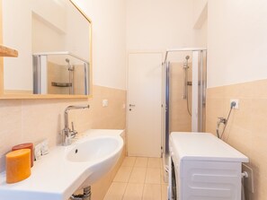 Shower, hair dryer, towels - Complex surrounded by greenery with pool (Baja Sardinia)