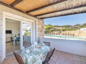 Outdoor dining - Complex with pool and sea view (Baja Sardinia)