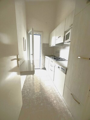 Fridge, stovetop, dishwasher, cookware/dishes/utensils - SOUTH COTTAGE 23A - A2 5+1 - B023A6 (Bibione Pineda)