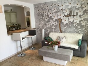 TV - Côte d'Azur in Port Fréjus Rez de Jardin 65m2 by Interhome (Fréjus)