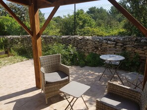 Outdoor dining - Studiowohnung mit Terrasse - Pool, Tennis, Bouleplatz by Interhome (Grans)