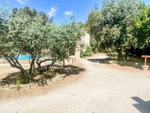 Property grounds - Provence 5 pers 2 Zimmer Schwimmbad Tennis by Interhome (Grans)