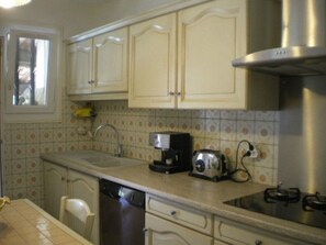 Jääkaappi, mikroaaltouuni, uuni, astianpesukone