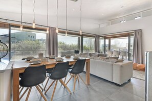 Interior - The 6-person Villa Comfort features a comfortable and stylishly furnished interior, views of the landscape, perfect for children. (Ouddorp)